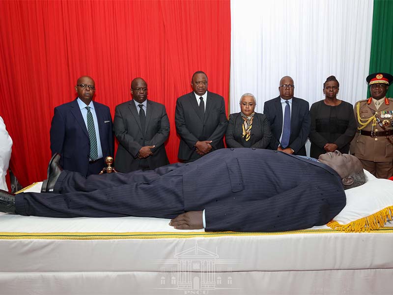 Read more about the article Uhuru Kenyatta and William Ruto lead Kenyans in viewing the late President Mwai Kibaki’s body