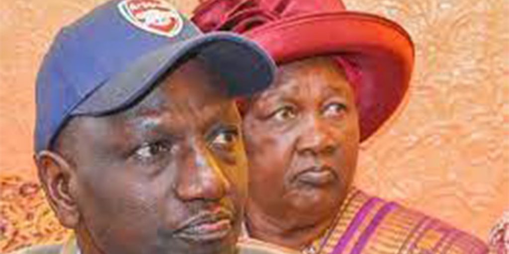 William Ruto with his mother Sarah SRC: @KISII FINEST