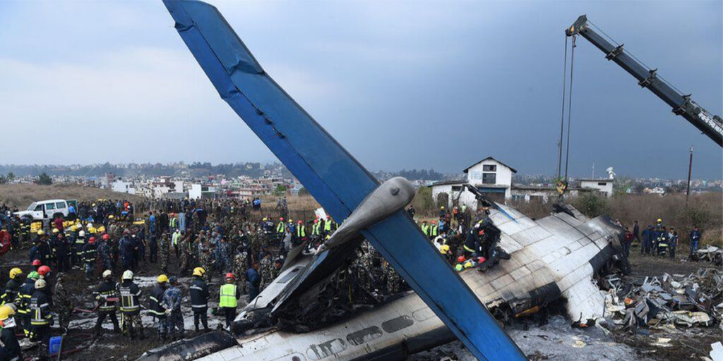 Plane crashes SRC: @BBC 