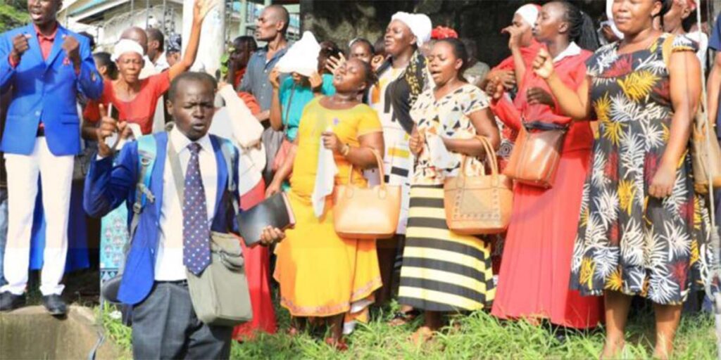 Pastor Ezekiel's followers praying outside Shanzu court SRC: @Kenyans