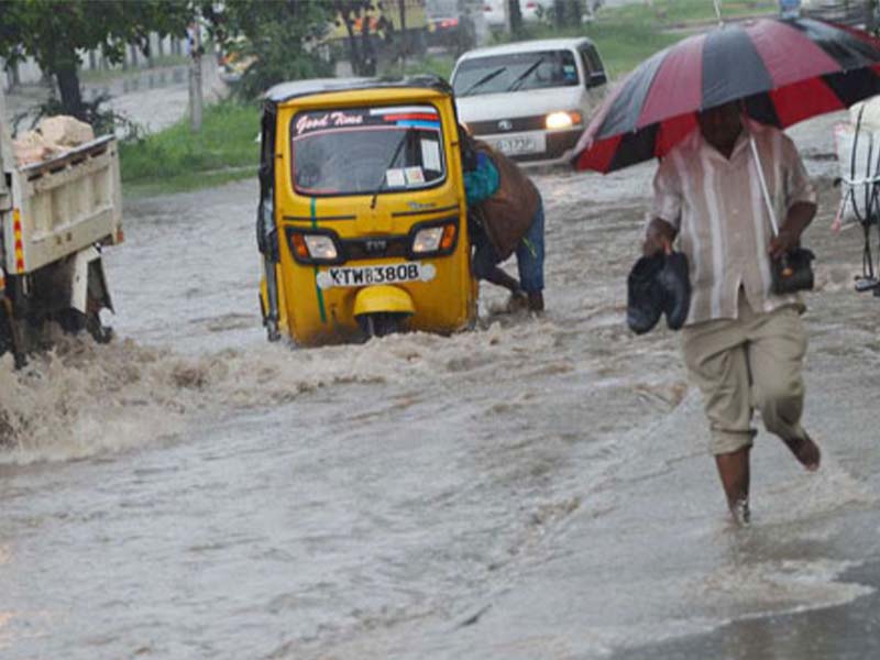 Read more about the article Shock as major roads in Mombasa are submerged by raging floods, one resident dies