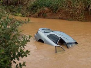 Read more about the article 5 Tips to help you from drowning when your car has been swept by floods