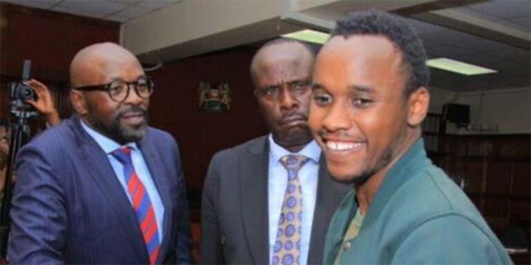 Kairo with his lawyers; Danstan Omari and Cliff Ombeta, outside Milimani Law Courts SRC: @Facebook